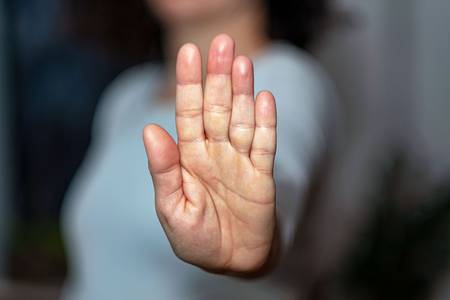 Quelle: Medio TV / Christian Schauderna / fundus-medien.de, Fundus, redaktionell frei verwendbar, 7575 Eine Frau streckt ihre Handfläche aus und in die Kamera. Der Fokus liegt auf der Handfläche, der Rest ist verschwommen.